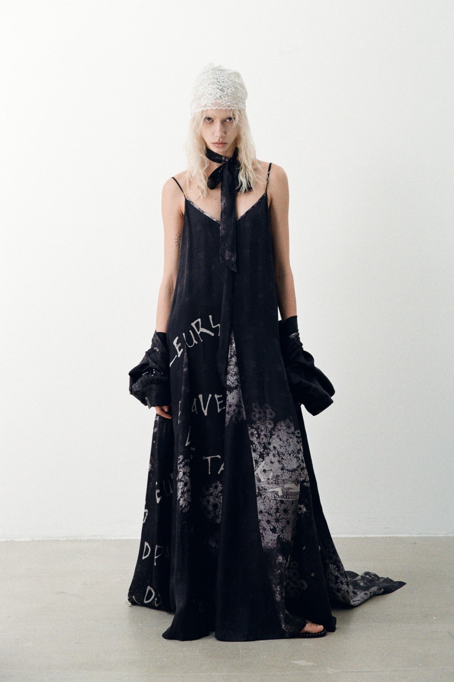 “Des fleurs, des pavés et des tanks” Maxi Dress