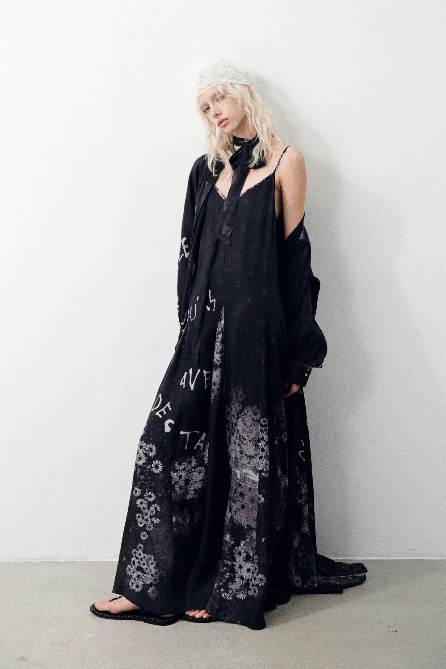 “Des fleurs, des pavés et des tanks” Long Dress Shirt