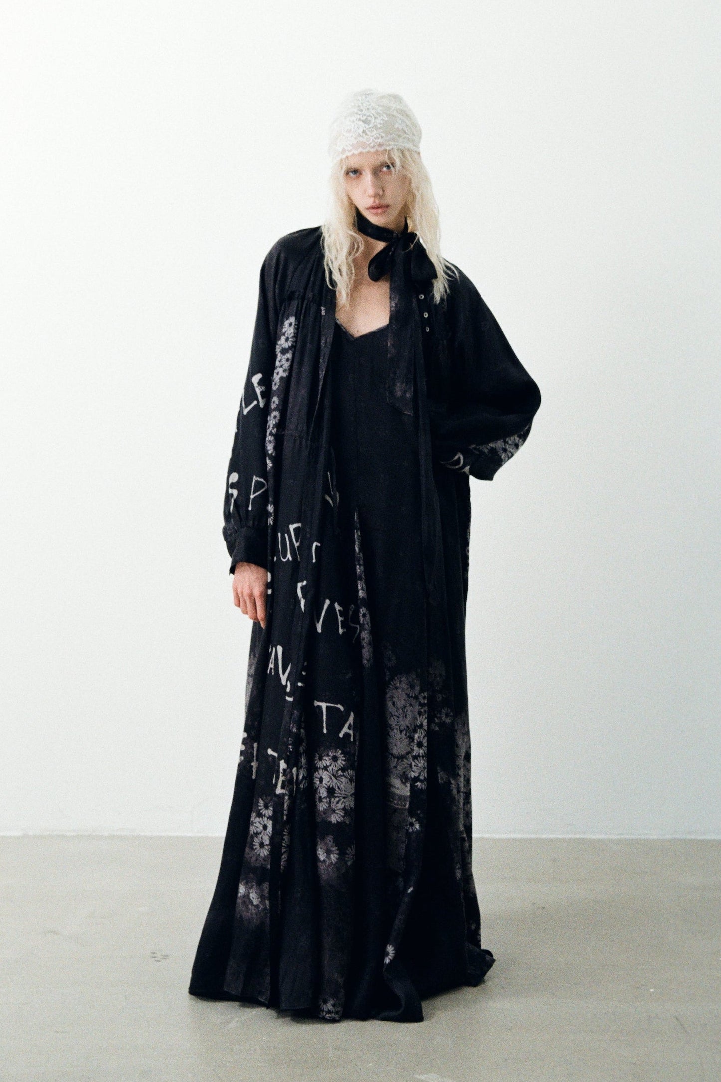 “Des fleurs, des pavés et des tanks” Long Dress Shirt