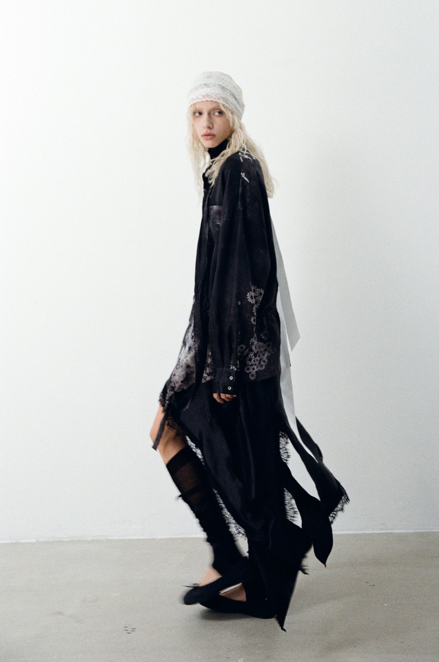 “Des fleurs, des pavés et des tanks” Drawstring Shirt/Asymmetric Lace Hem Skirt