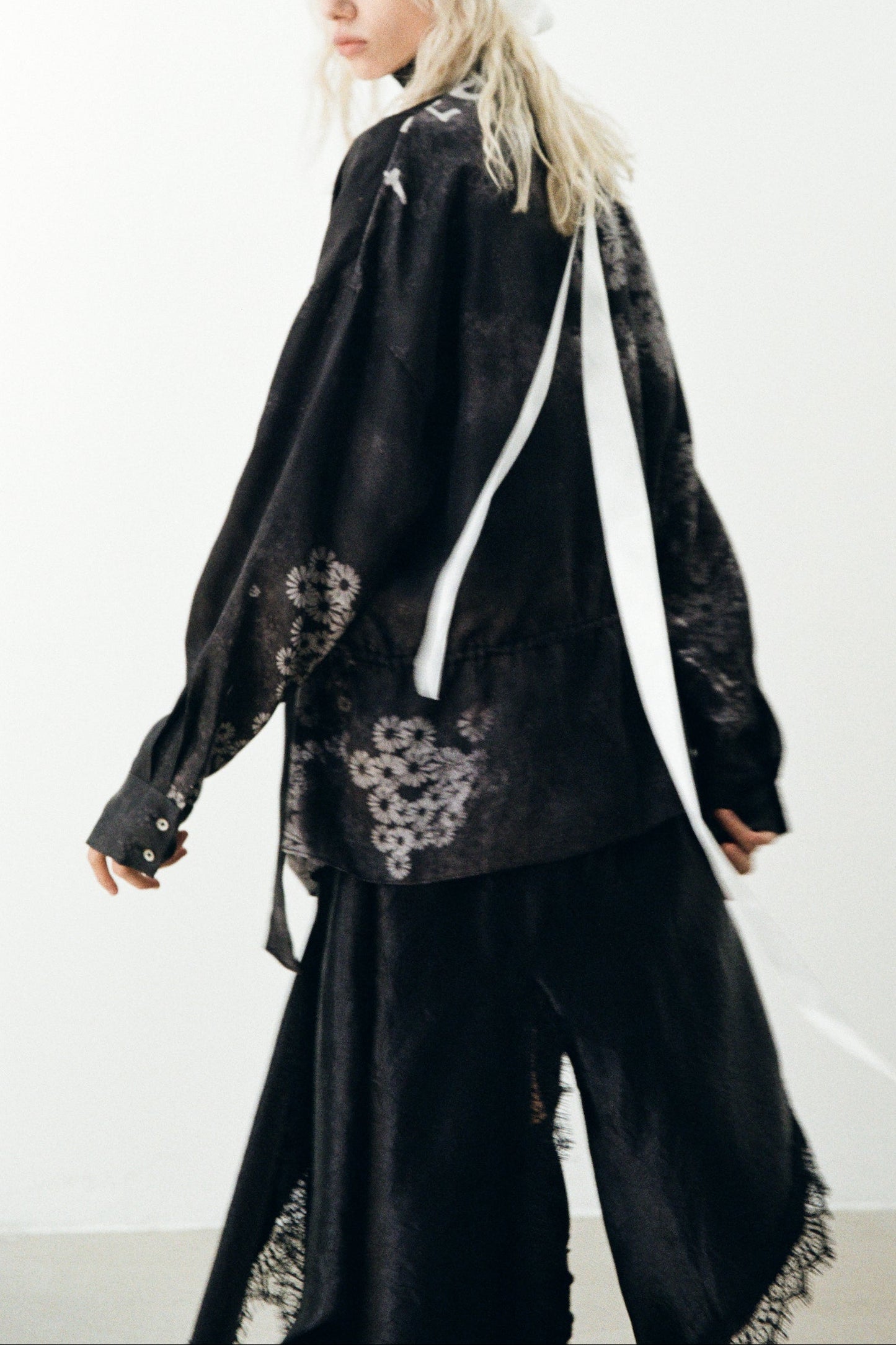 “Des fleurs, des pavés et des tanks” Drawstring Shirt/Asymmetric Lace Hem Skirt