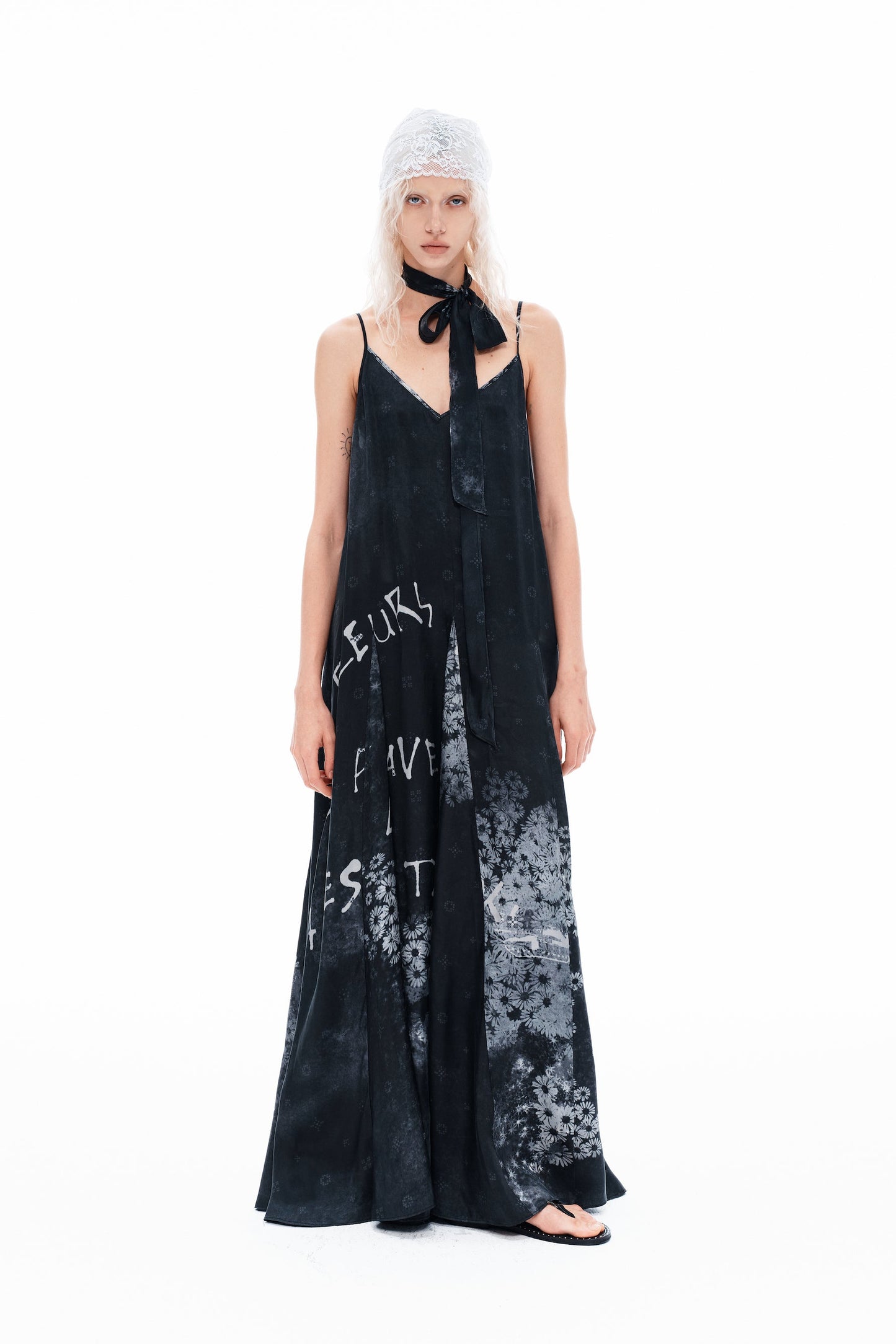 “Des fleurs, des pavés et des tanks” Maxi Dress