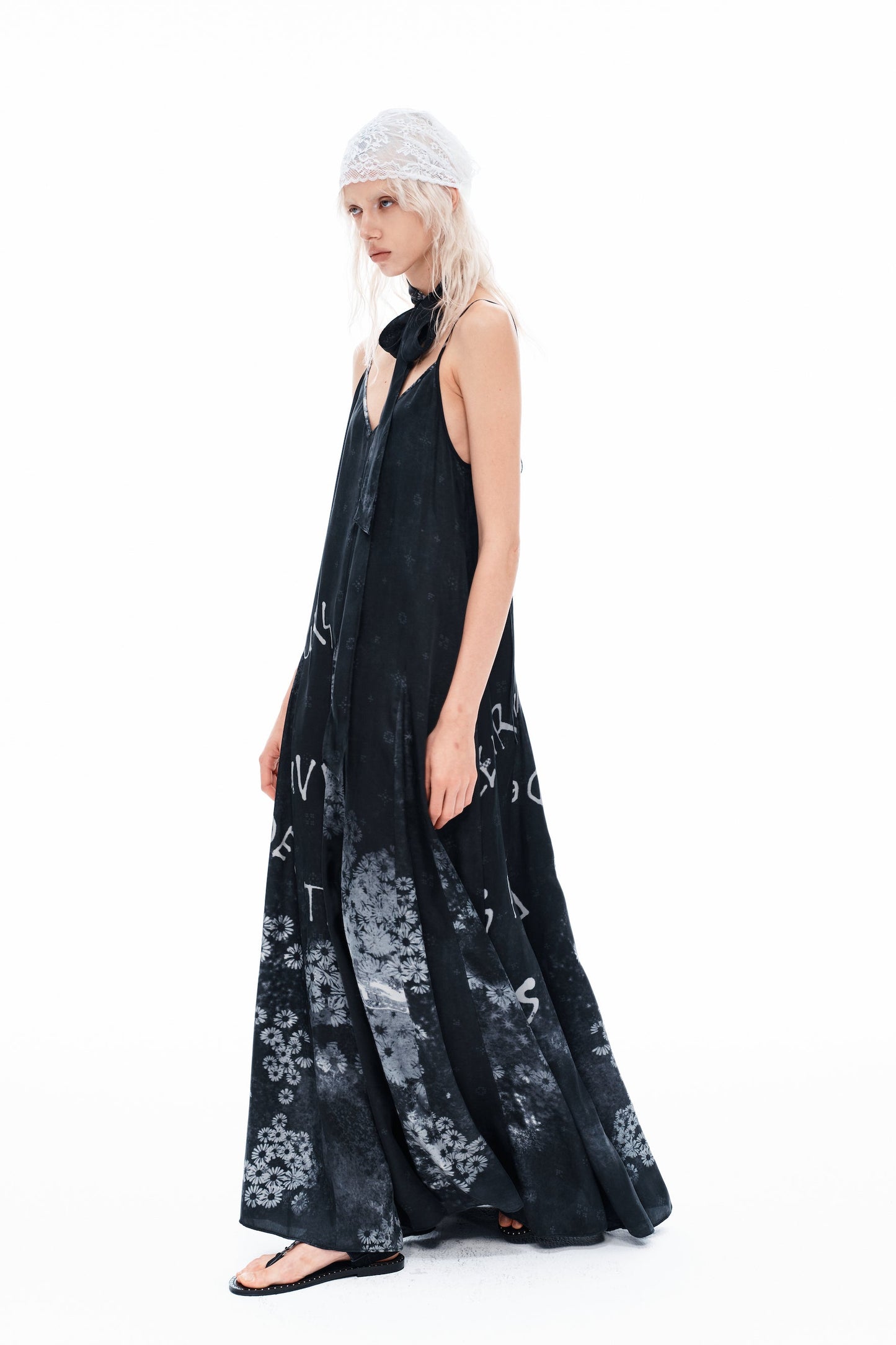 “Des fleurs, des pavés et des tanks” Maxi Dress