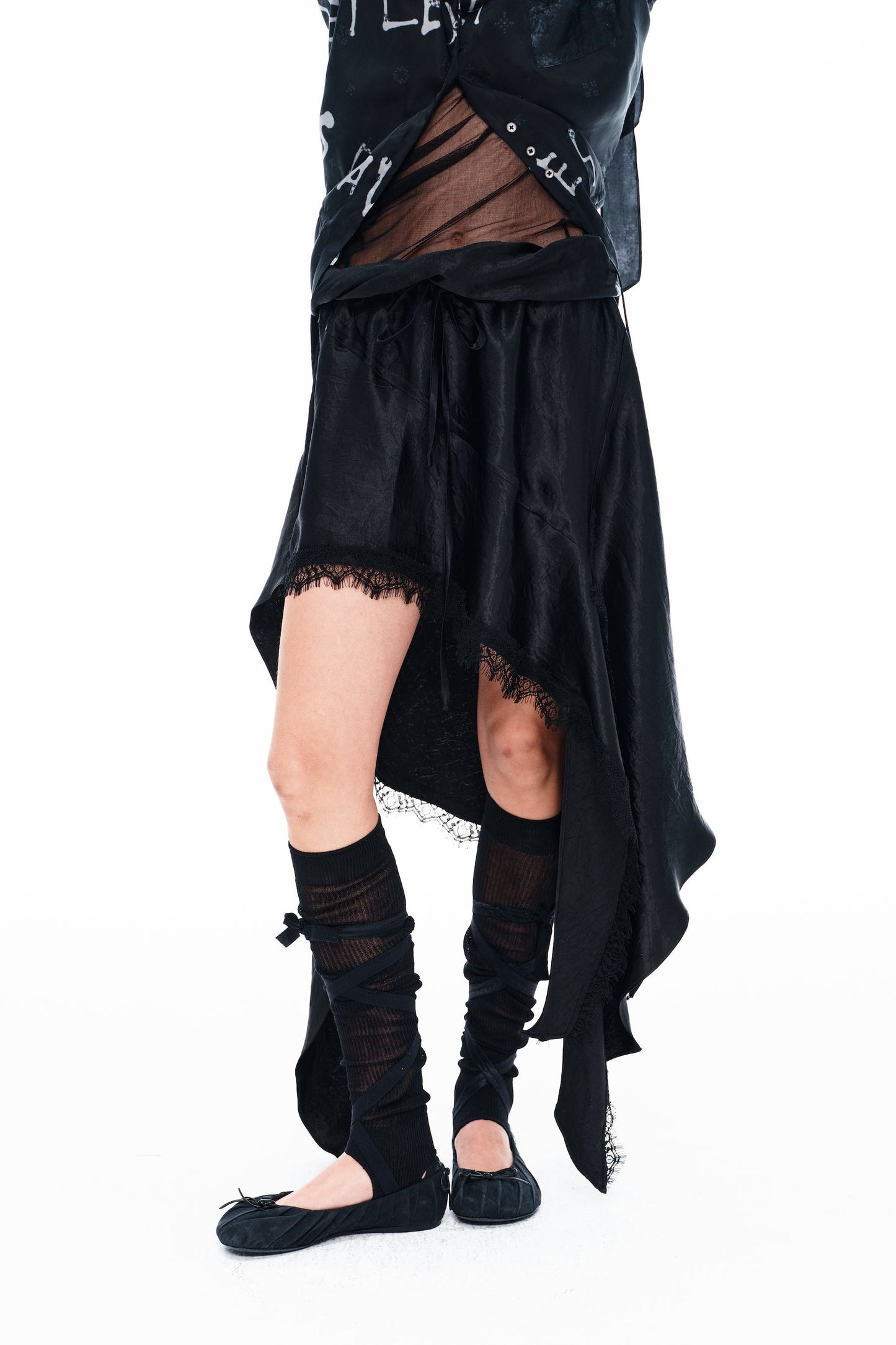 “Des fleurs, des pavés et des tanks” Drawstring Shirt/Asymmetric Lace Hem Skirt