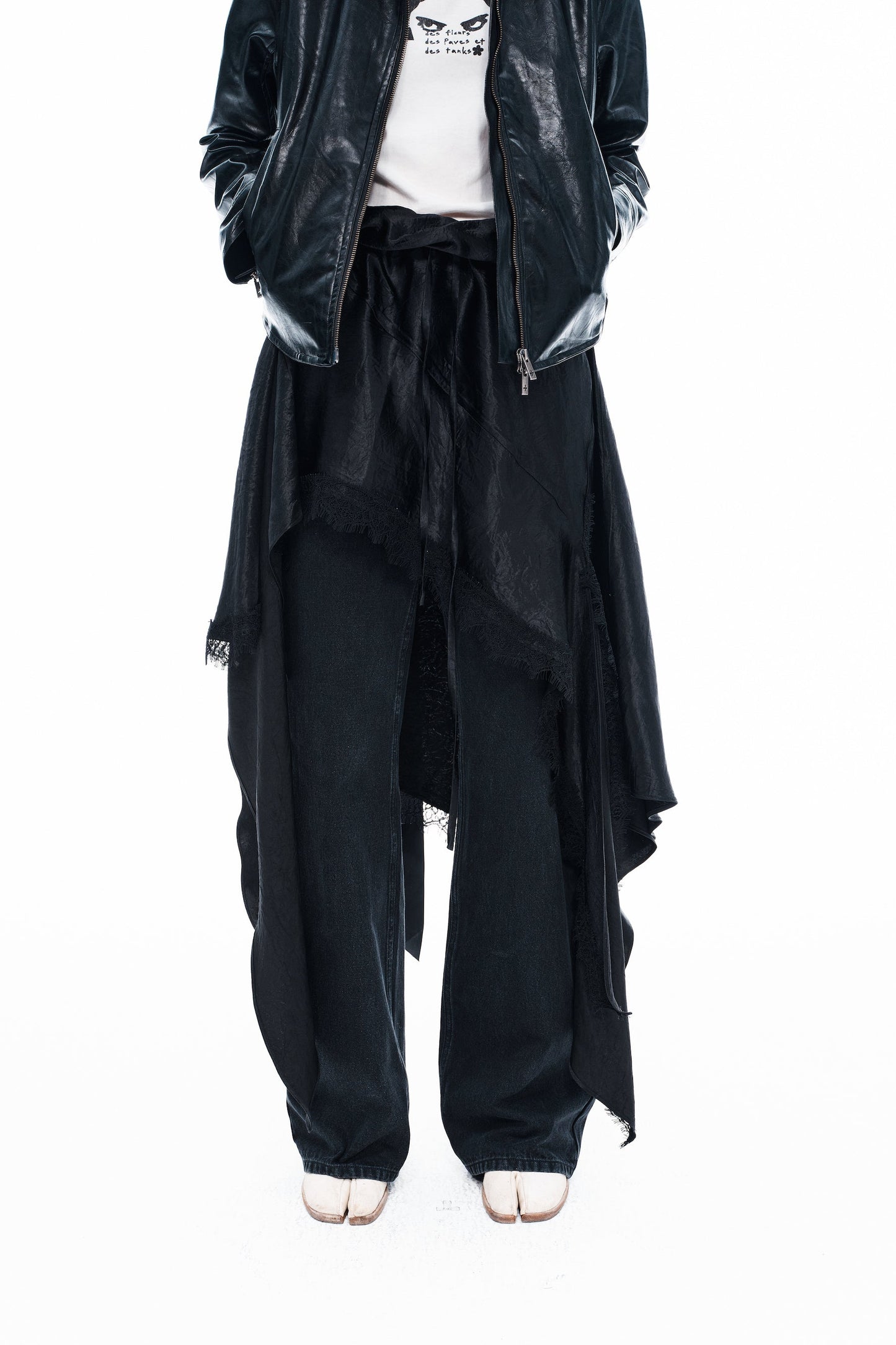 “Des fleurs, des pavés et des tanks” Drawstring Shirt/Asymmetric Lace Hem Skirt