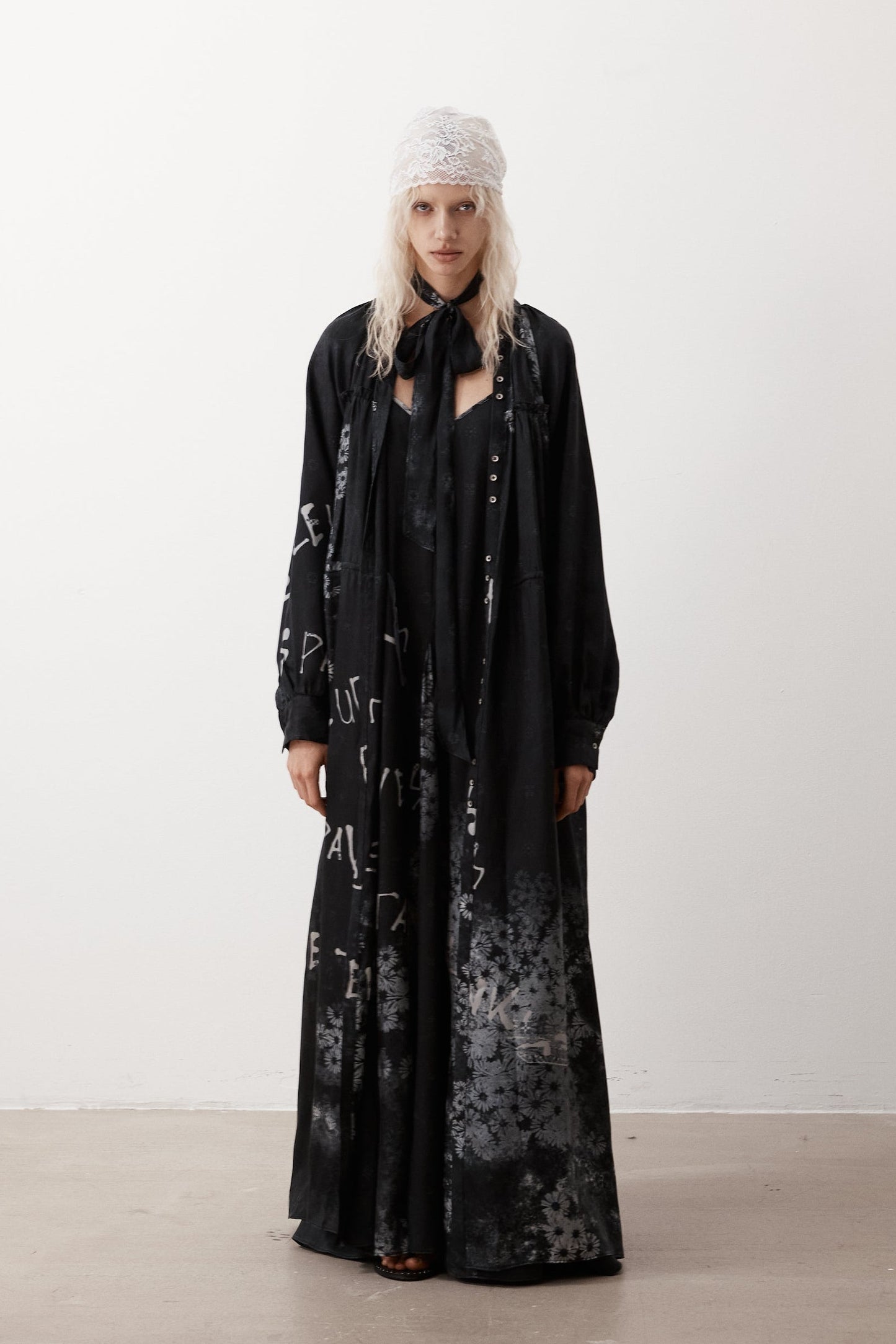 “Des fleurs, des pavés et des tanks” Long Dress Shirt