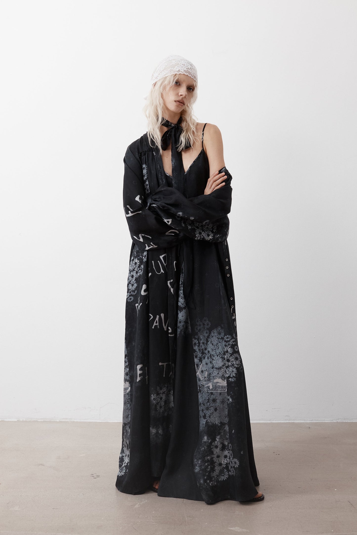 “Des fleurs, des pavés et des tanks” Long Dress Shirt