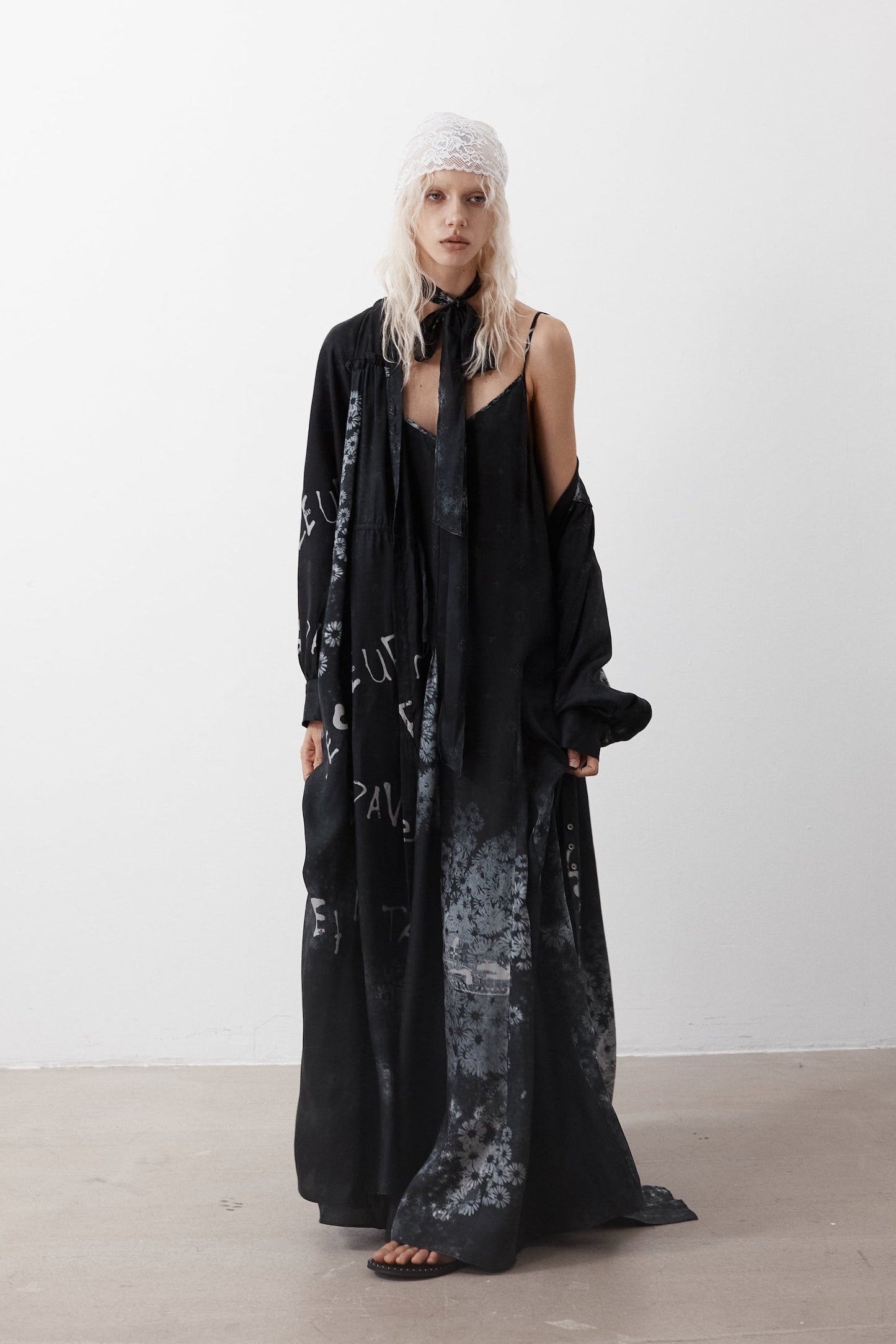 “Des fleurs, des pavés et des tanks” Long Dress Shirt