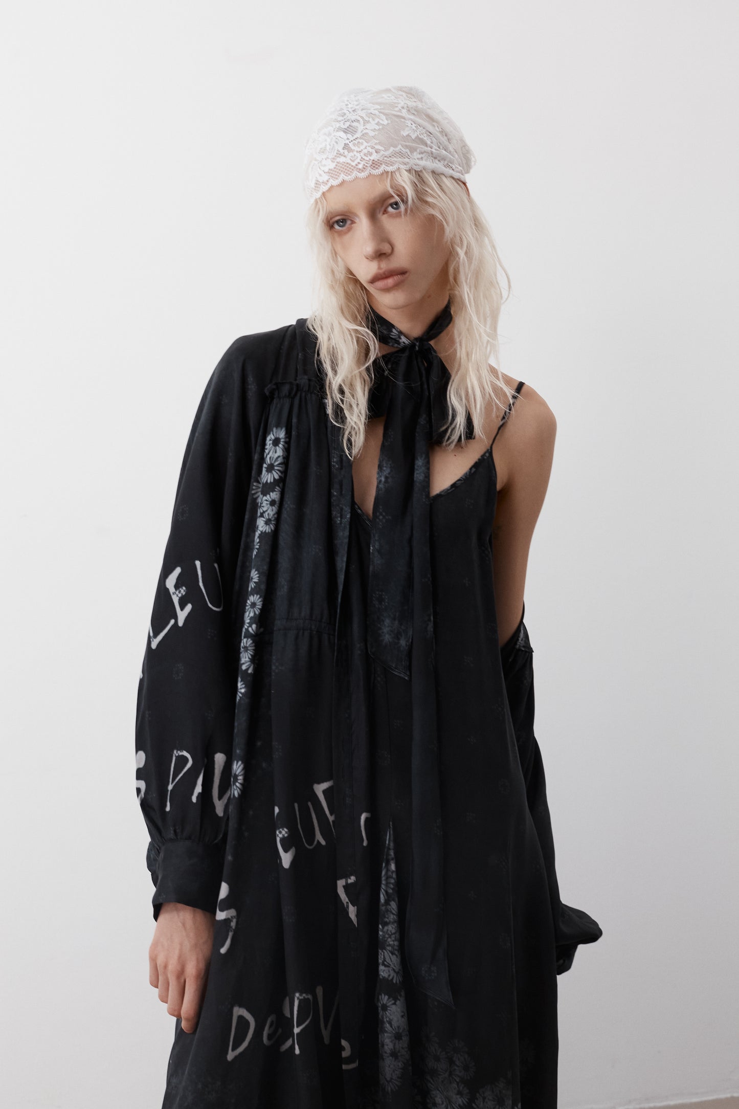 “Des fleurs, des pavés et des tanks” Long Dress Shirt