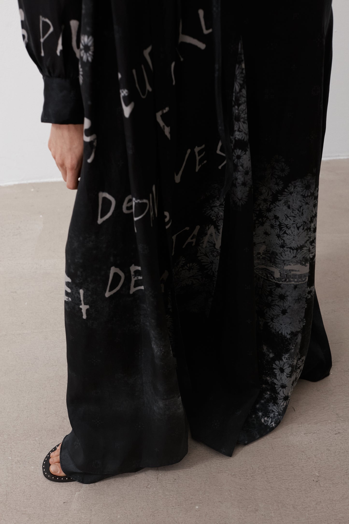 “Des fleurs, des pavés et des tanks” Long Dress Shirt